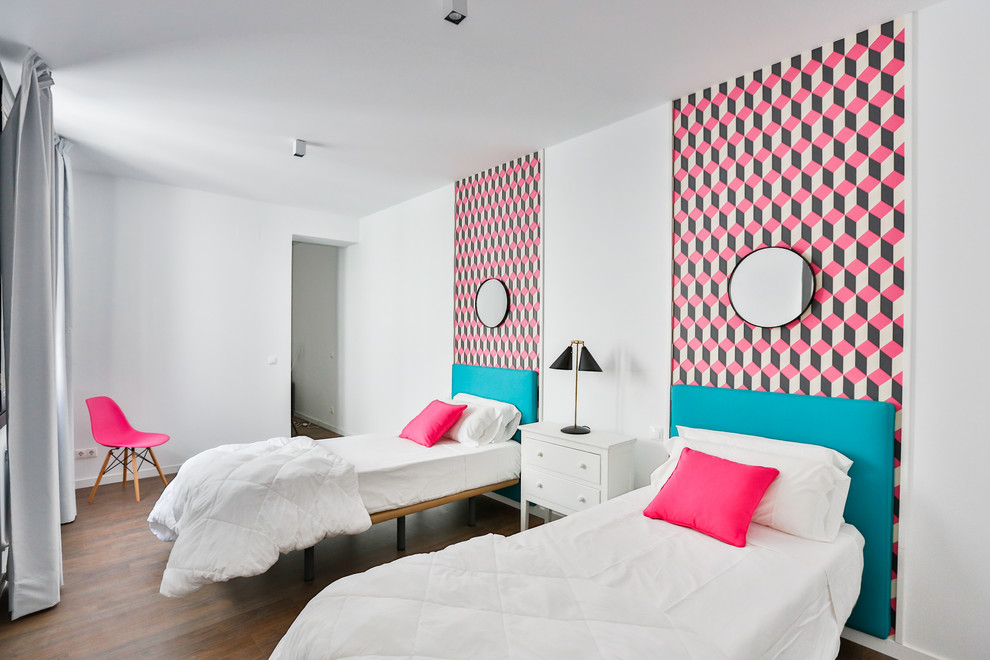Modern inredning av ett könsneutralt tonårsrum kombinerat med sovrum, med vita väggar