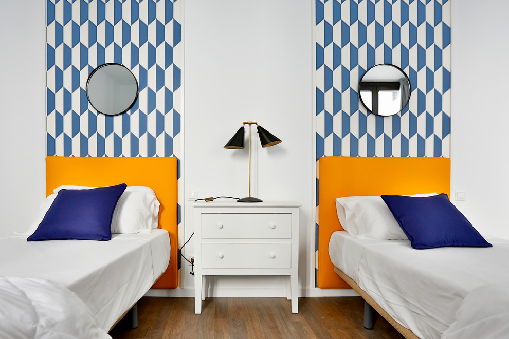Mittelgroßes, Neutrales Modernes Kinderzimmer mit Schlafplatz, weißer Wandfarbe und dunklem Holzboden in Madrid