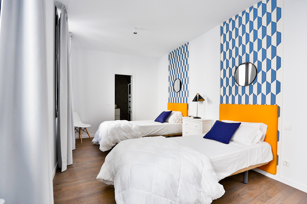 Ejemplo de dormitorio infantil de 4 a 10 años actual de tamaño medio con paredes blancas y suelo de madera en tonos medios