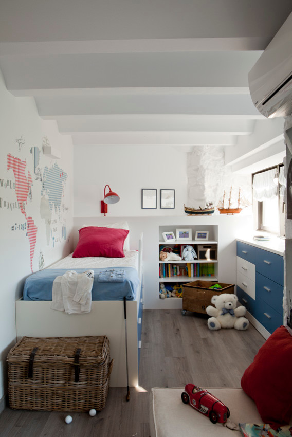 Cette photo montre une chambre d'enfant de 4 à 10 ans tendance de taille moyenne avec un mur blanc et un sol en bois brun.