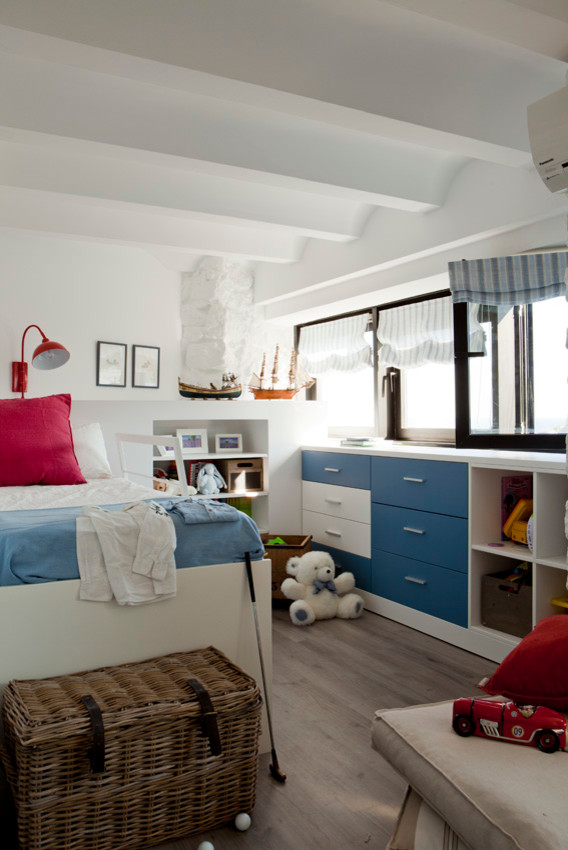 На фото: нейтральная детская среднего размера в скандинавском стиле с спальным местом, белыми стенами и паркетным полом среднего тона для ребенка от 4 до 10 лет с
