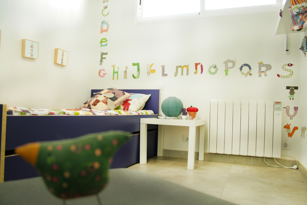 Idée de décoration pour une petite chambre d'enfant de 4 à 10 ans design avec un mur blanc, un sol en carrelage de céramique et un sol gris.