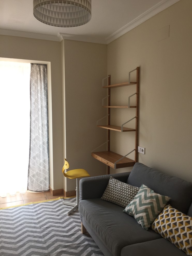 Kleines, Neutrales Modernes Jugendzimmer mit Arbeitsecke und beiger Wandfarbe in Malaga