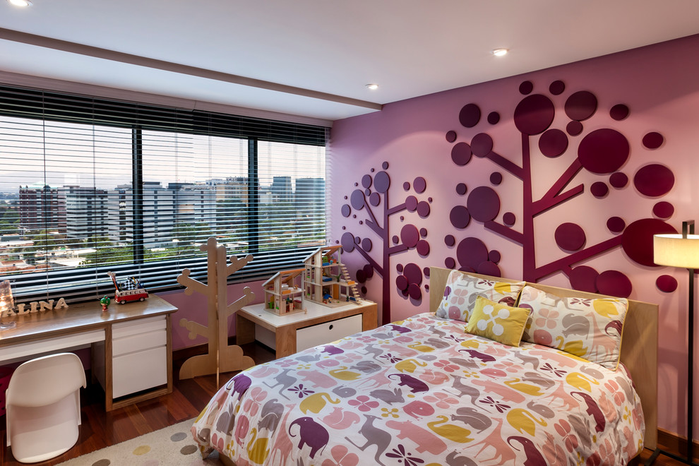 Immagine di una cameretta per bambini minimal con pareti rosa, parquet scuro e pavimento marrone