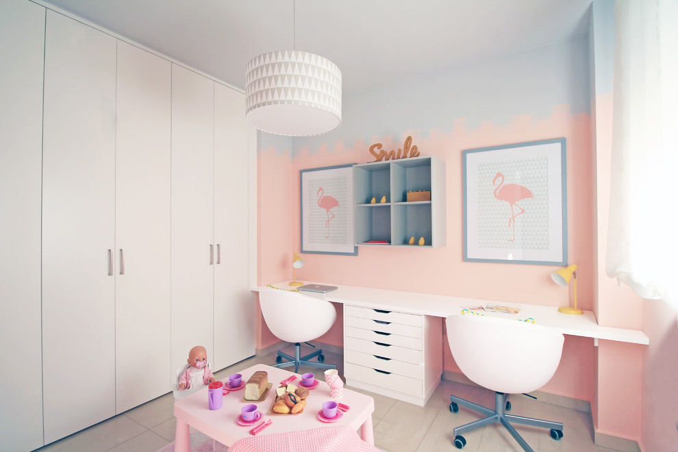 Ejemplo de habitación de niña actual de tamaño medio con paredes azules, suelo de mármol, suelo beige y escritorio