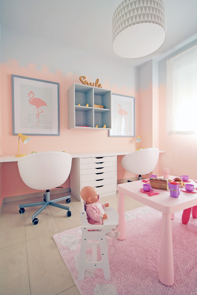 Ejemplo de habitación de niña contemporánea de tamaño medio con paredes azules, suelo de mármol, suelo beige y escritorio