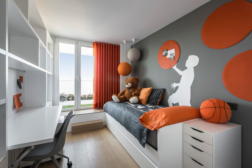 Imagen de dormitorio infantil de 4 a 10 años actual con paredes grises y suelo de madera clara