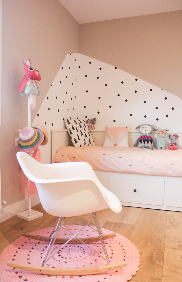 Inspiration for a small scandinavian kids' bedroom for girls in Bilbao.