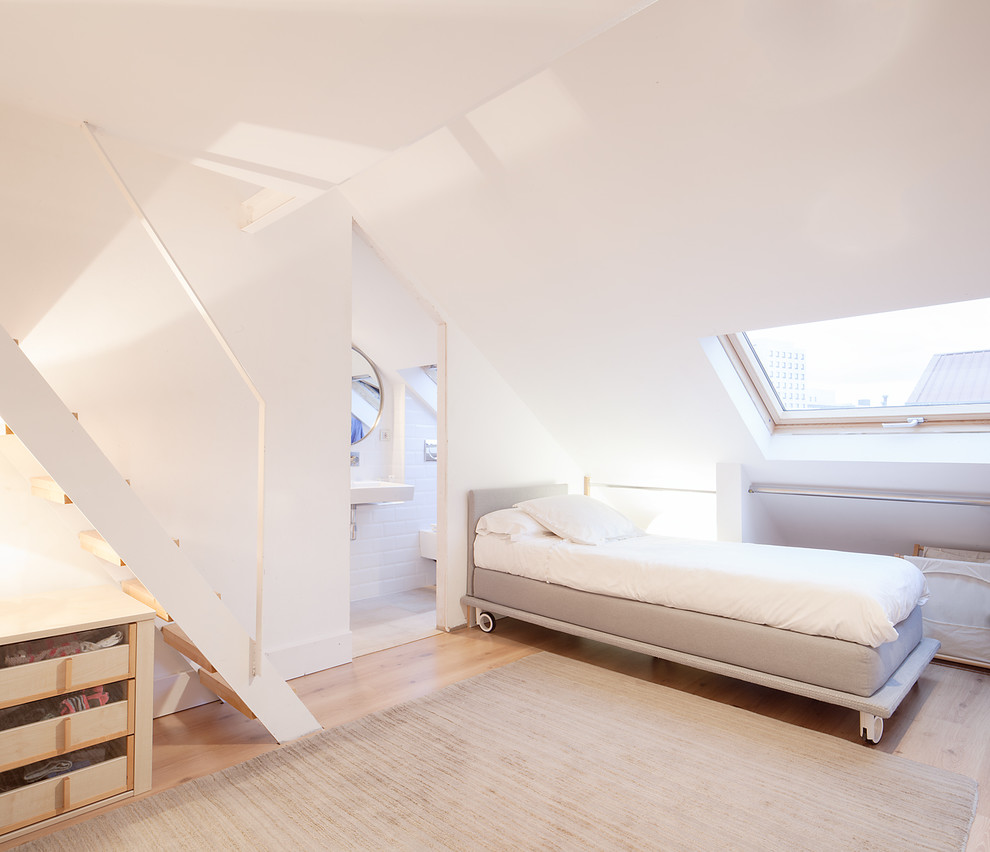 Modelo de dormitorio infantil de 4 a 10 años nórdico de tamaño medio con paredes blancas y suelo de madera en tonos medios