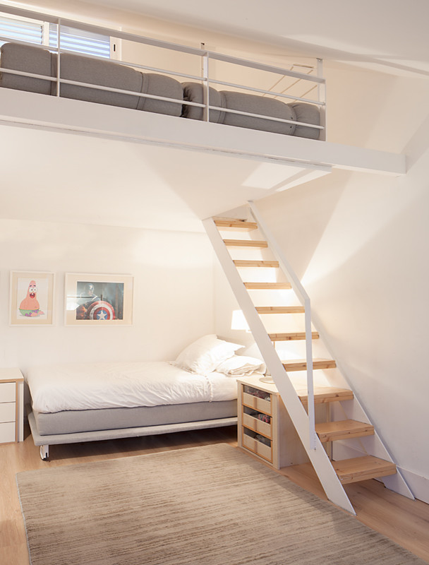 Foto de dormitorio infantil de 4 a 10 años escandinavo de tamaño medio con paredes blancas y suelo de madera en tonos medios