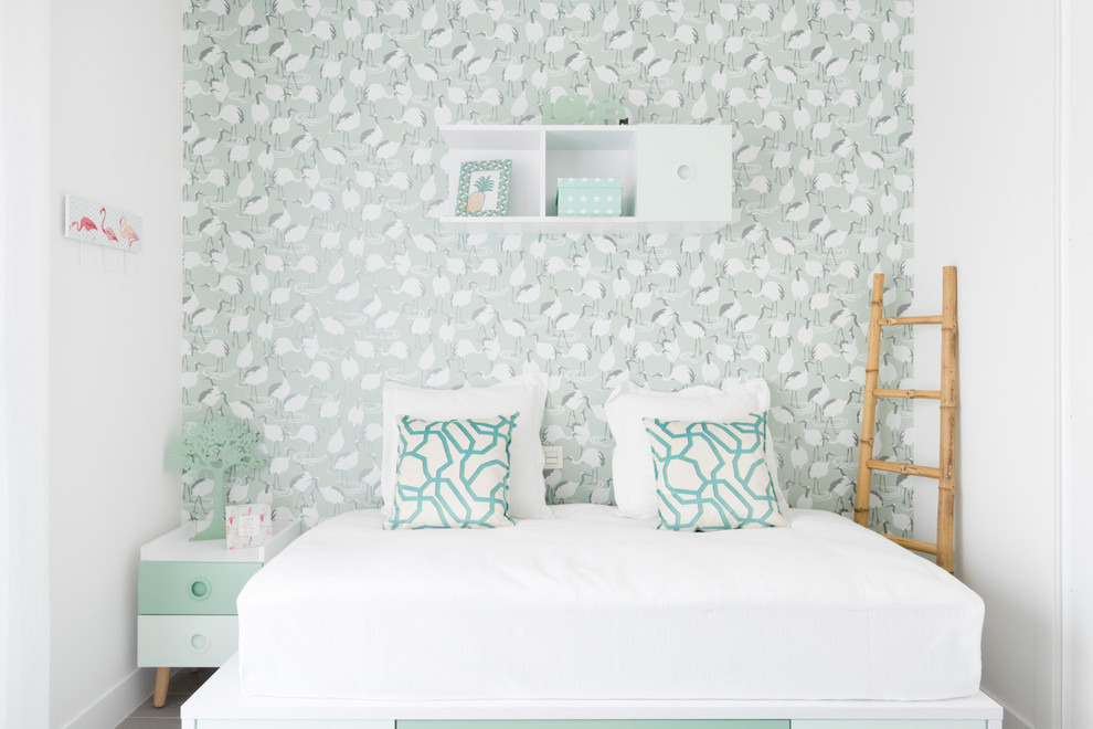 Idéer för att renovera ett funkis flickrum kombinerat med sovrum, med vita väggar