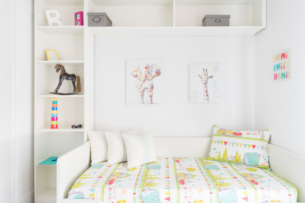 Diseño de dormitorio infantil de 4 a 10 años actual con paredes blancas