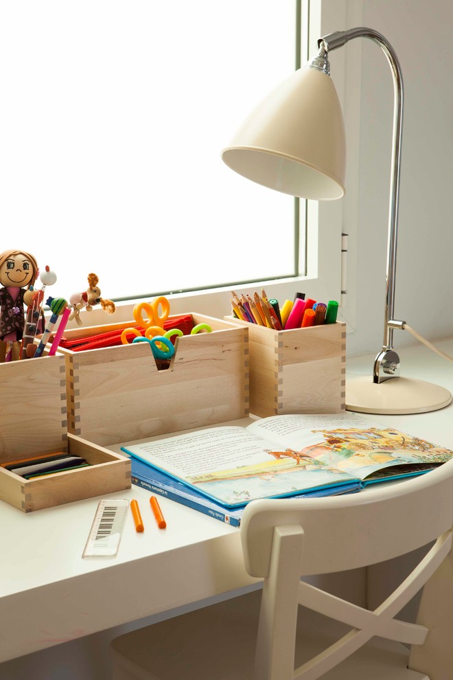 Inredning av ett minimalistiskt stort könsneutralt barnrum kombinerat med skrivbord och för 4-10-åringar, med vita väggar och mörkt trägolv