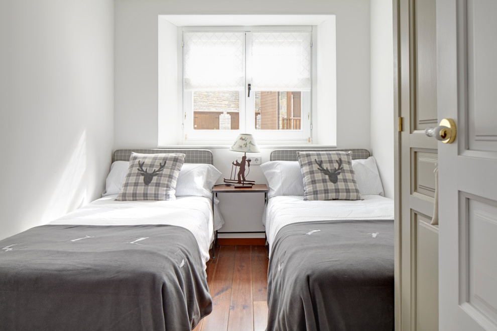 Kleines, Neutrales Klassisches Jugendzimmer mit Schlafplatz, weißer Wandfarbe, braunem Holzboden und braunem Boden in Sonstige