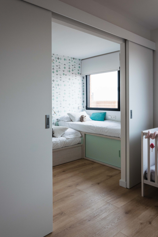 Источник вдохновения для домашнего уюта: большая детская в стиле модернизм с спальным местом, разноцветными стенами и паркетным полом среднего тона для ребенка от 4 до 10 лет