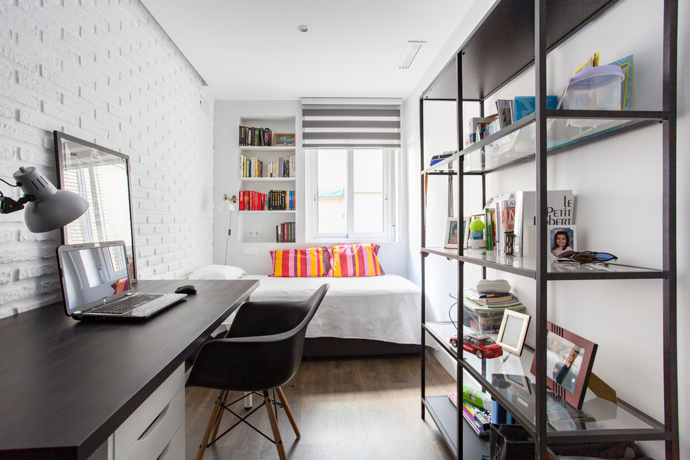Inspiration för mellanstora industriella könsneutrala tonårsrum kombinerat med sovrum, med vita väggar