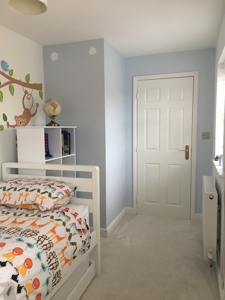 Réalisation d'une petite chambre d'enfant de 4 à 10 ans design avec un mur blanc, moquette et un sol blanc.