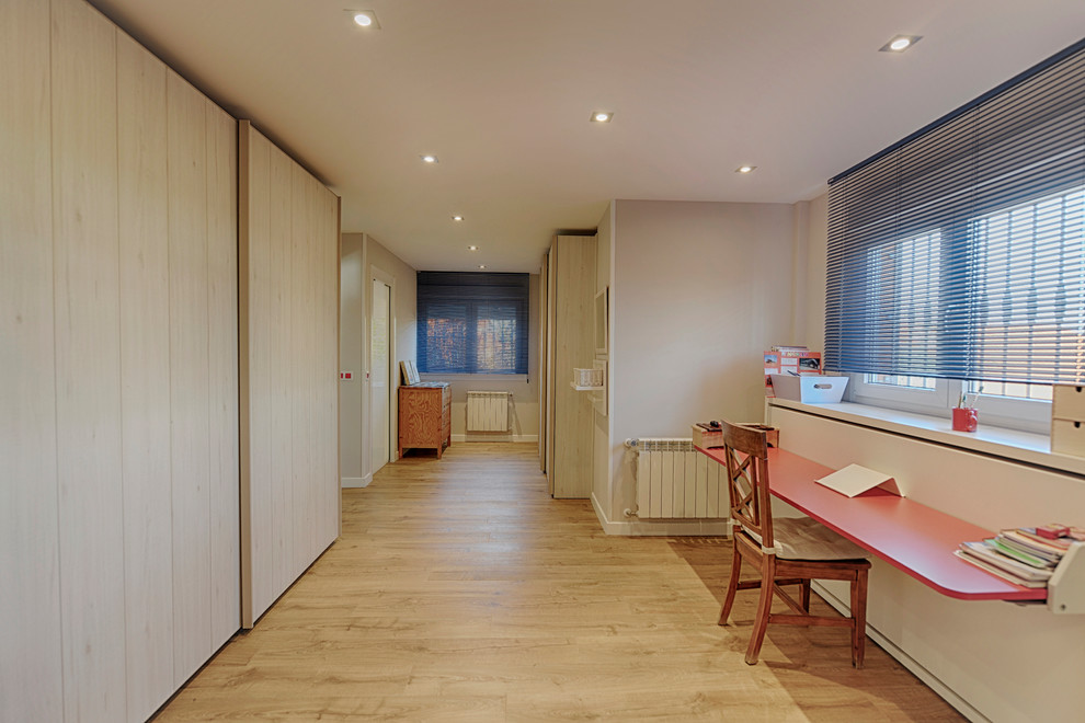 Photo of a medium sized classic children’s room for boys in Madrid with grey walls and laminate floors.