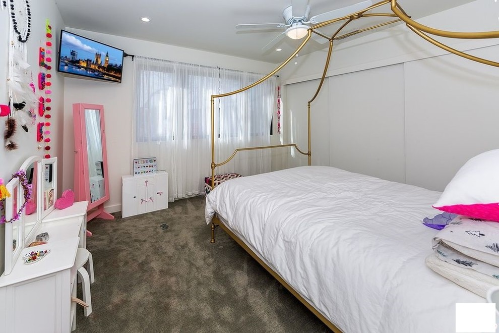 Inspiration för mellanstora industriella barnrum kombinerat med sovrum, med vita väggar, betonggolv och grått golv