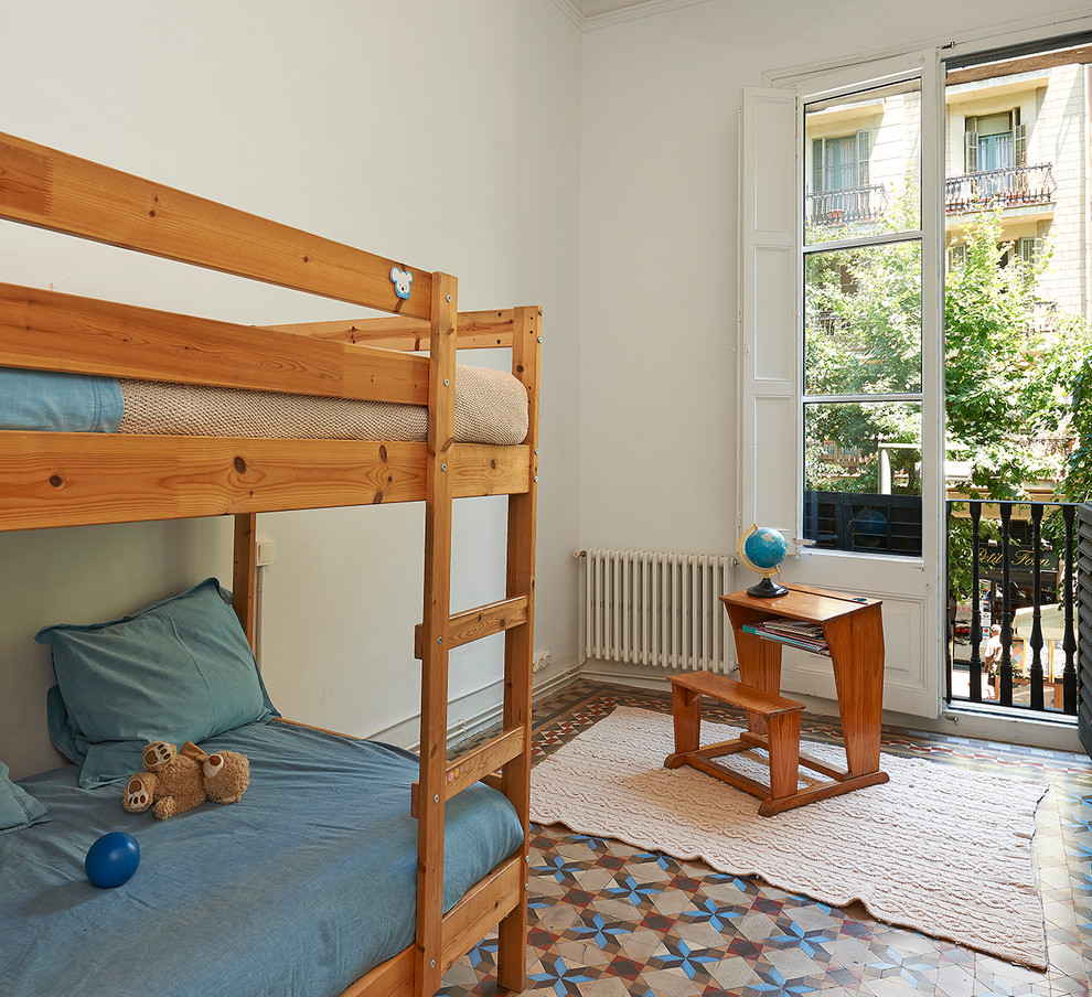 Inspiration för mellanstora medelhavsstil könsneutrala barnrum kombinerat med sovrum och för 4-10-åringar, med vita väggar