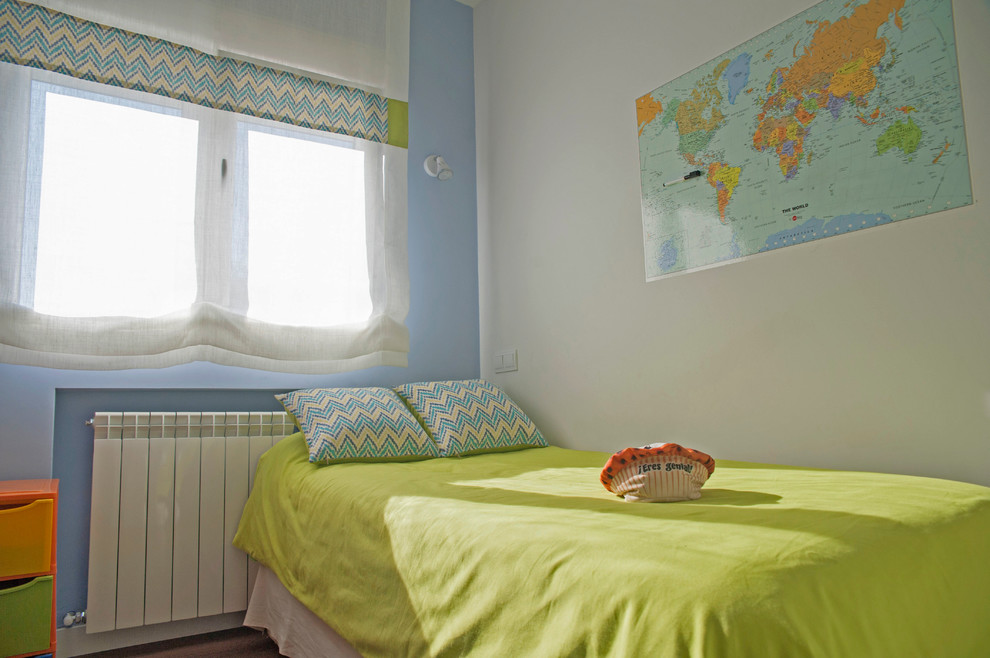 Ejemplo de dormitorio infantil clásico renovado pequeño con paredes blancas