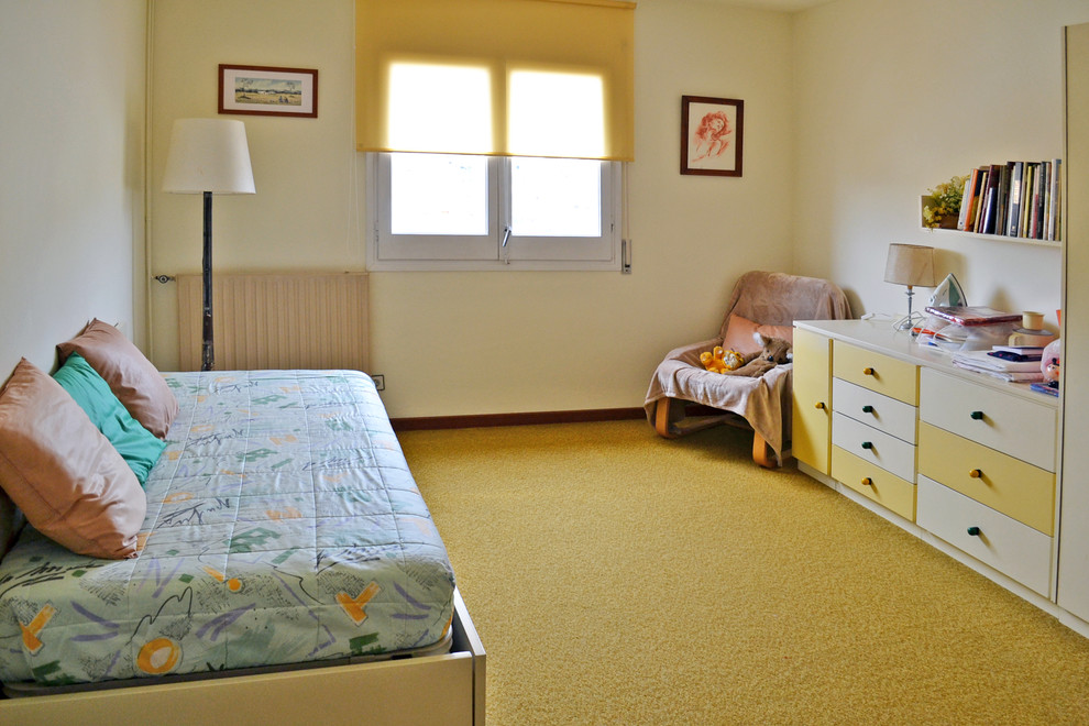 Bild på ett mellanstort vintage könsneutralt barnrum kombinerat med sovrum och för 4-10-åringar, med heltäckningsmatta, vita väggar och gult golv