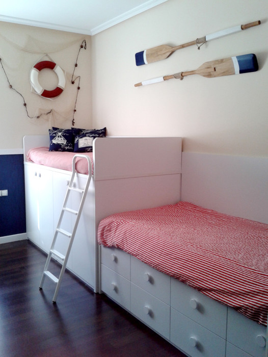 Ejemplo de dormitorio infantil de 4 a 10 años marinero de tamaño medio con paredes beige y suelo de madera oscura