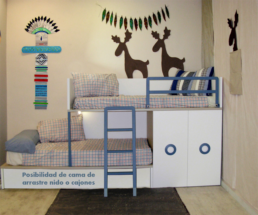 Esempio di una cameretta per bambini da 4 a 10 anni chic di medie dimensioni con pareti beige e parquet chiaro