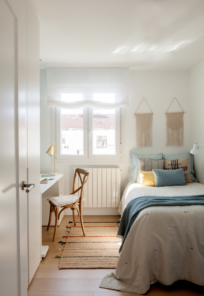 Diseño de dormitorio infantil escandinavo con paredes blancas, suelo de madera en tonos medios y suelo marrón