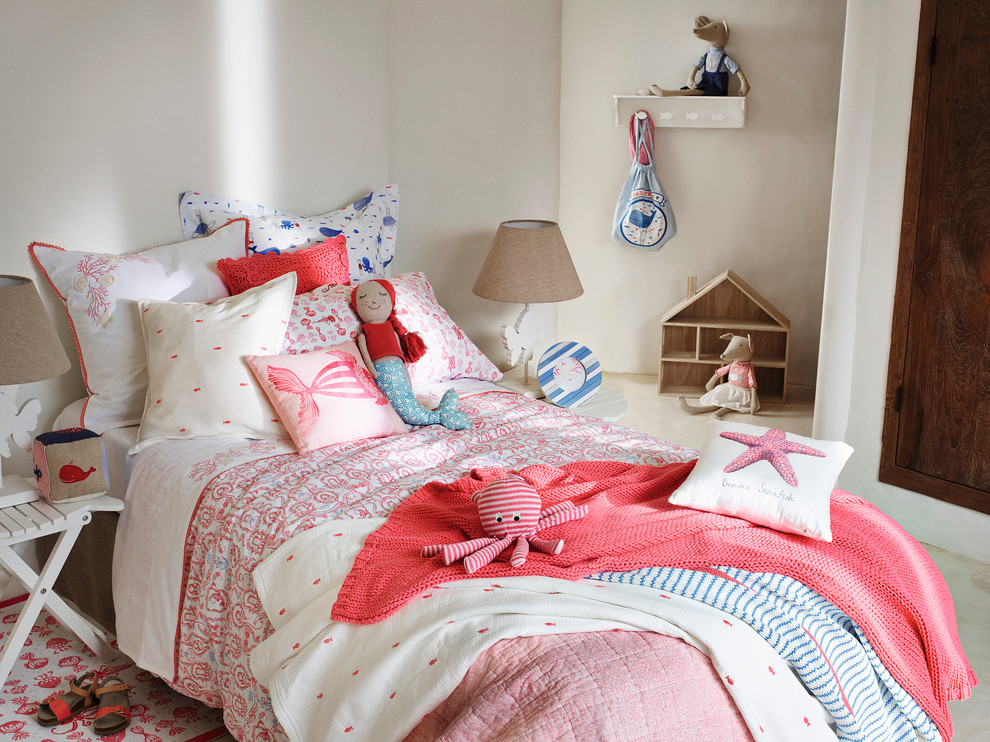 Imagen de dormitorio infantil de 4 a 10 años bohemio de tamaño medio con paredes blancas