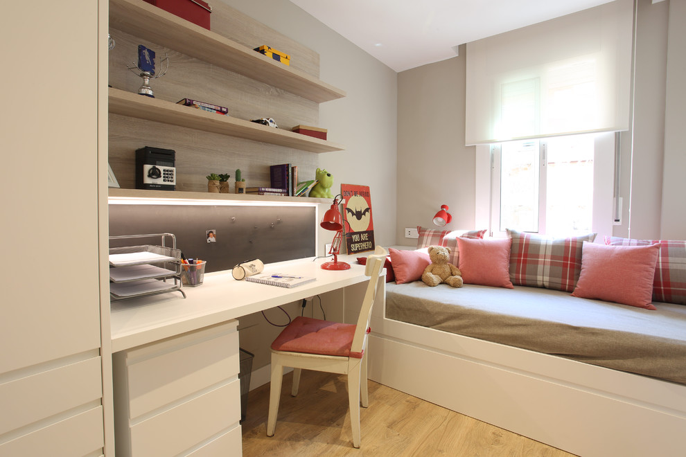 Design ideas for a contemporary kids' bedroom in Madrid.