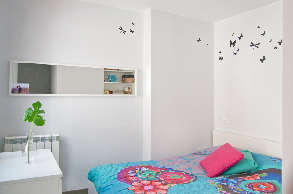 Modelo de dormitorio infantil clásico renovado de tamaño medio con paredes blancas