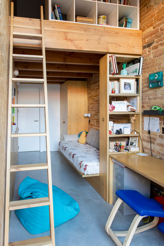 Foto de dormitorio infantil urbano de tamaño medio con paredes rojas, suelo de cemento, suelo azul y ladrillo