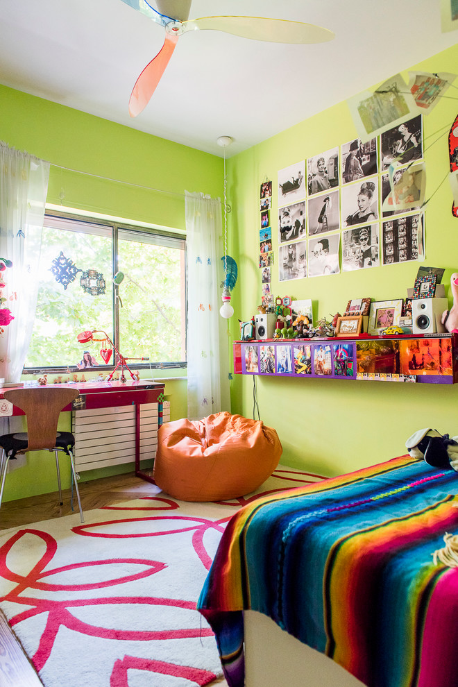 Modelo de dormitorio infantil de 4 a 10 años bohemio de tamaño medio con paredes verdes y suelo de madera en tonos medios