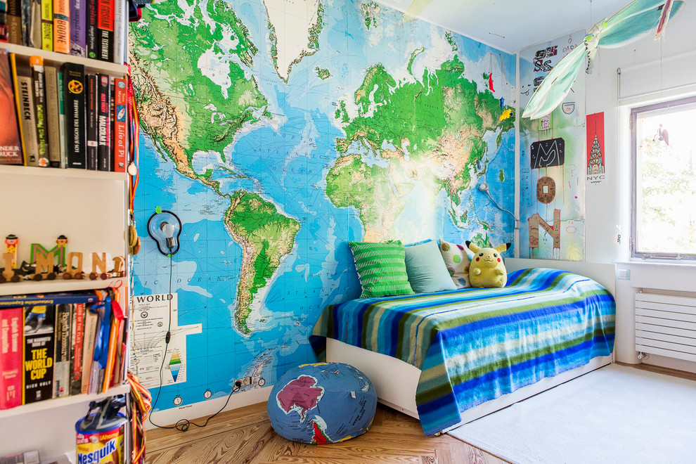 Modelo de dormitorio infantil bohemio de tamaño medio con paredes multicolor y suelo de madera en tonos medios