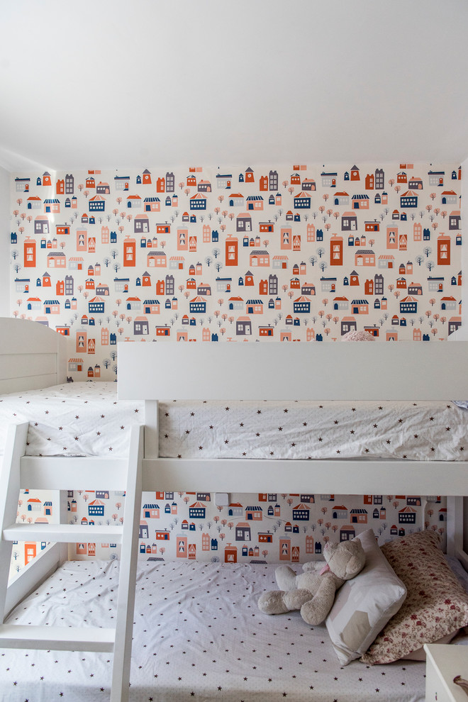 Imagen de dormitorio infantil mediterráneo de tamaño medio