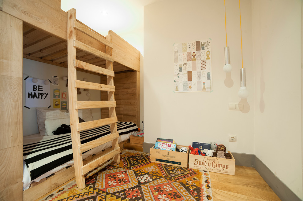Пример оригинального дизайна: маленькая нейтральная детская в скандинавском стиле с спальным местом, бежевыми стенами, паркетным полом среднего тона и бежевым полом для ребенка от 4 до 10 лет, на участке и в саду, двоих детей