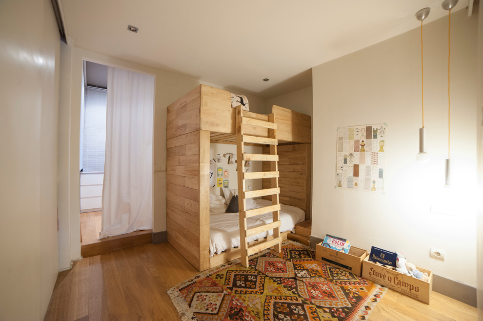 Foto de dormitorio infantil de 4 a 10 años nórdico de tamaño medio con paredes beige y suelo de madera en tonos medios