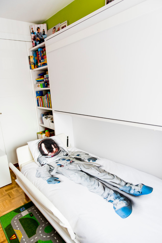 Стильный дизайн: детская среднего размера в современном стиле с спальным местом, белыми стенами и паркетным полом среднего тона для ребенка от 4 до 10 лет, мальчика - последний тренд