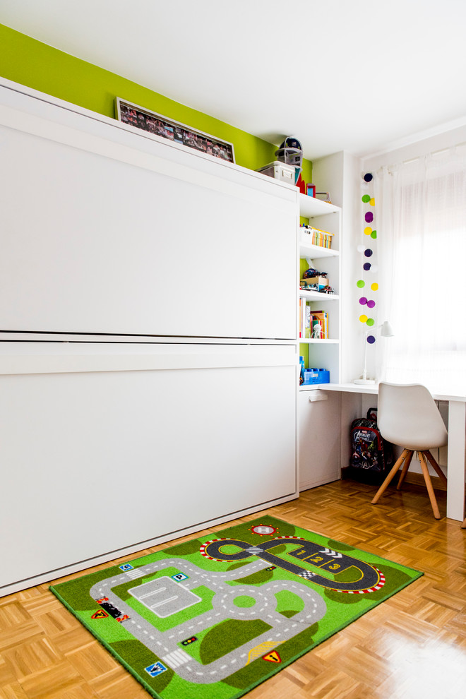 Inspiration pour une chambre d'enfant de 4 à 10 ans design de taille moyenne avec un mur vert et un sol en bois brun.