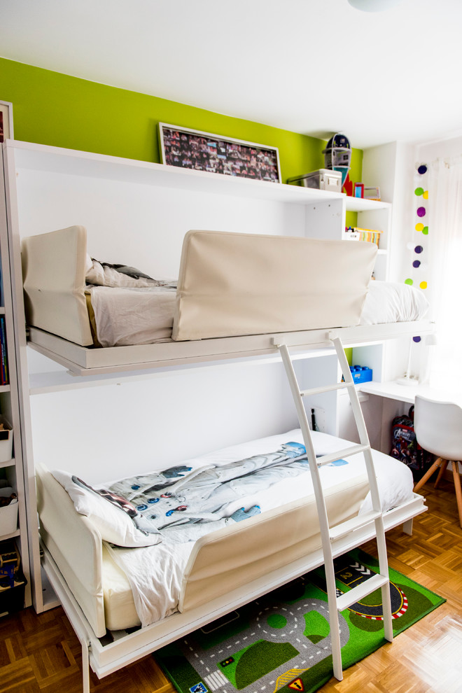 Идея дизайна: нейтральная детская среднего размера в современном стиле с спальным местом, паркетным полом среднего тона и разноцветными стенами для ребенка от 4 до 10 лет