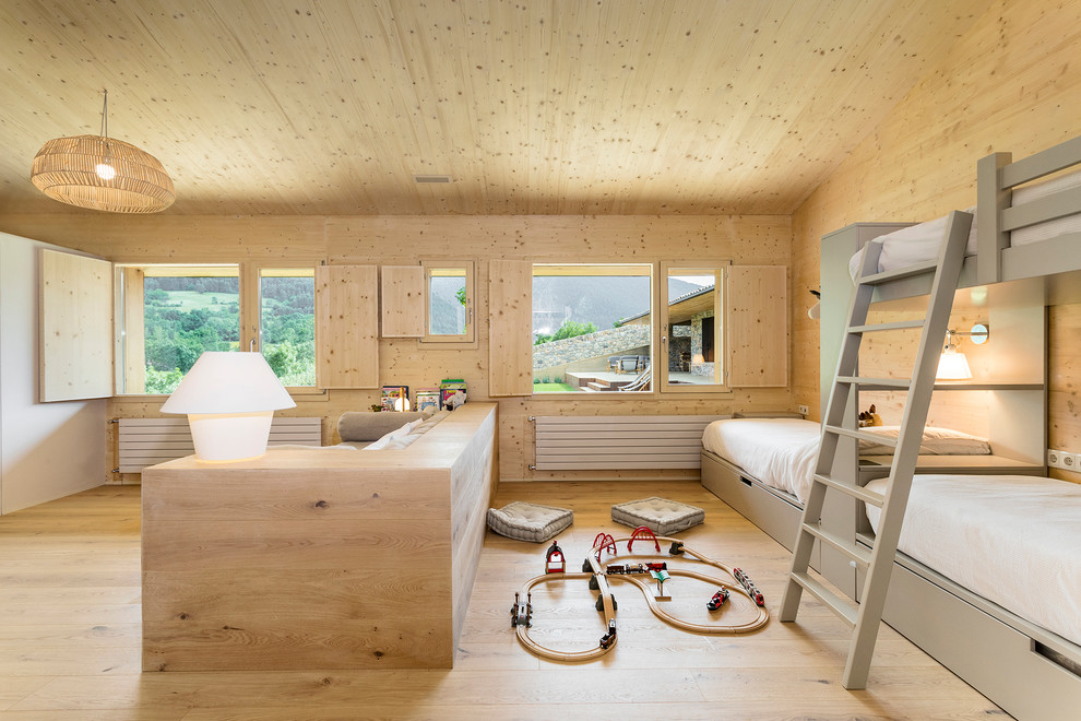 Ejemplo de dormitorio infantil de 4 a 10 años minimalista con suelo de madera clara