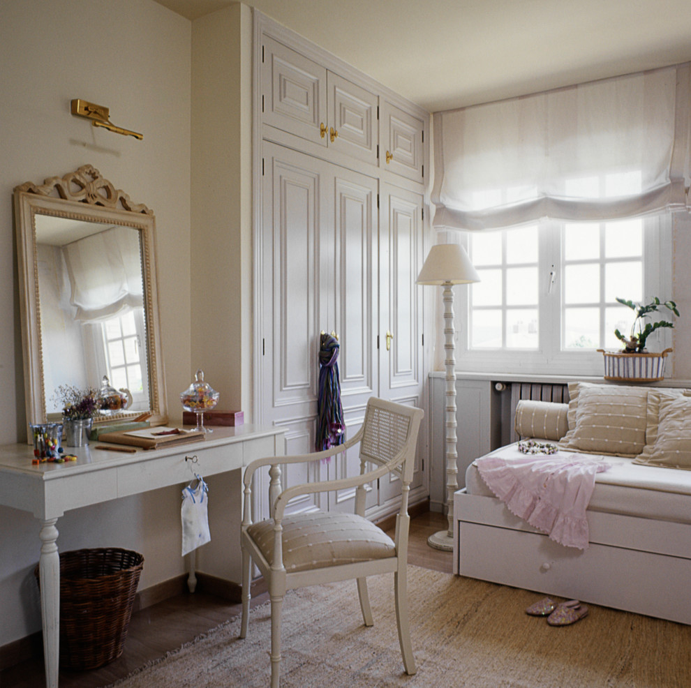 Foto på ett mellanstort shabby chic-inspirerat flickrum kombinerat med sovrum och för 4-10-åringar, med vita väggar, ljust trägolv och beiget golv