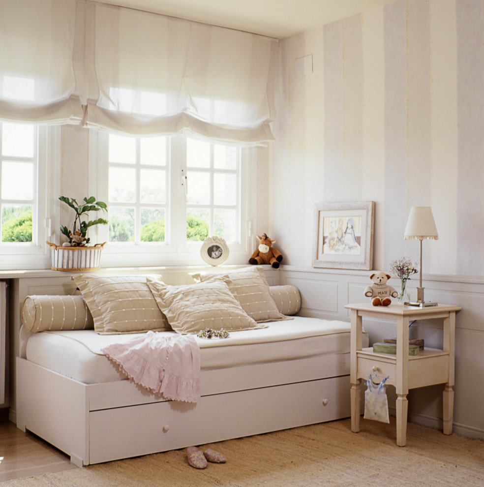 Diseño de dormitorio infantil de 4 a 10 años romántico de tamaño medio con paredes blancas, suelo de madera en tonos medios y suelo beige