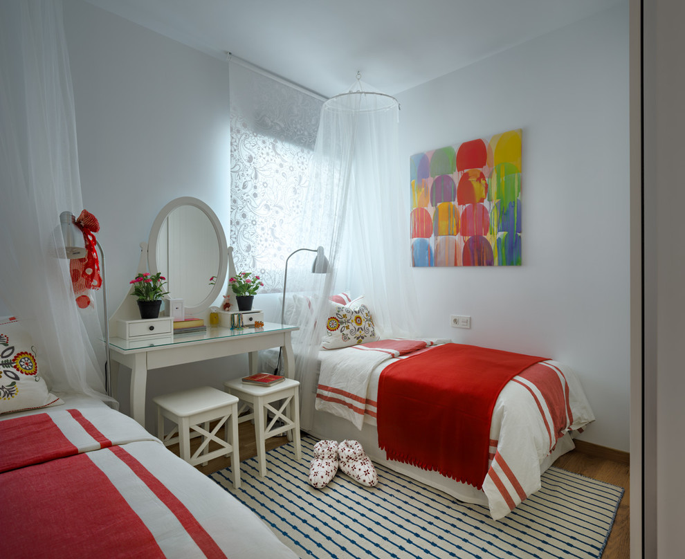 На фото: детская среднего размера в современном стиле с спальным местом, белыми стенами и паркетным полом среднего тона для ребенка от 4 до 10 лет, девочки