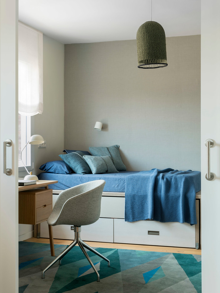 Bild på ett mellanstort minimalistiskt pojkrum kombinerat med sovrum och för 4-10-åringar, med flerfärgade väggar, ljust trägolv och brunt golv