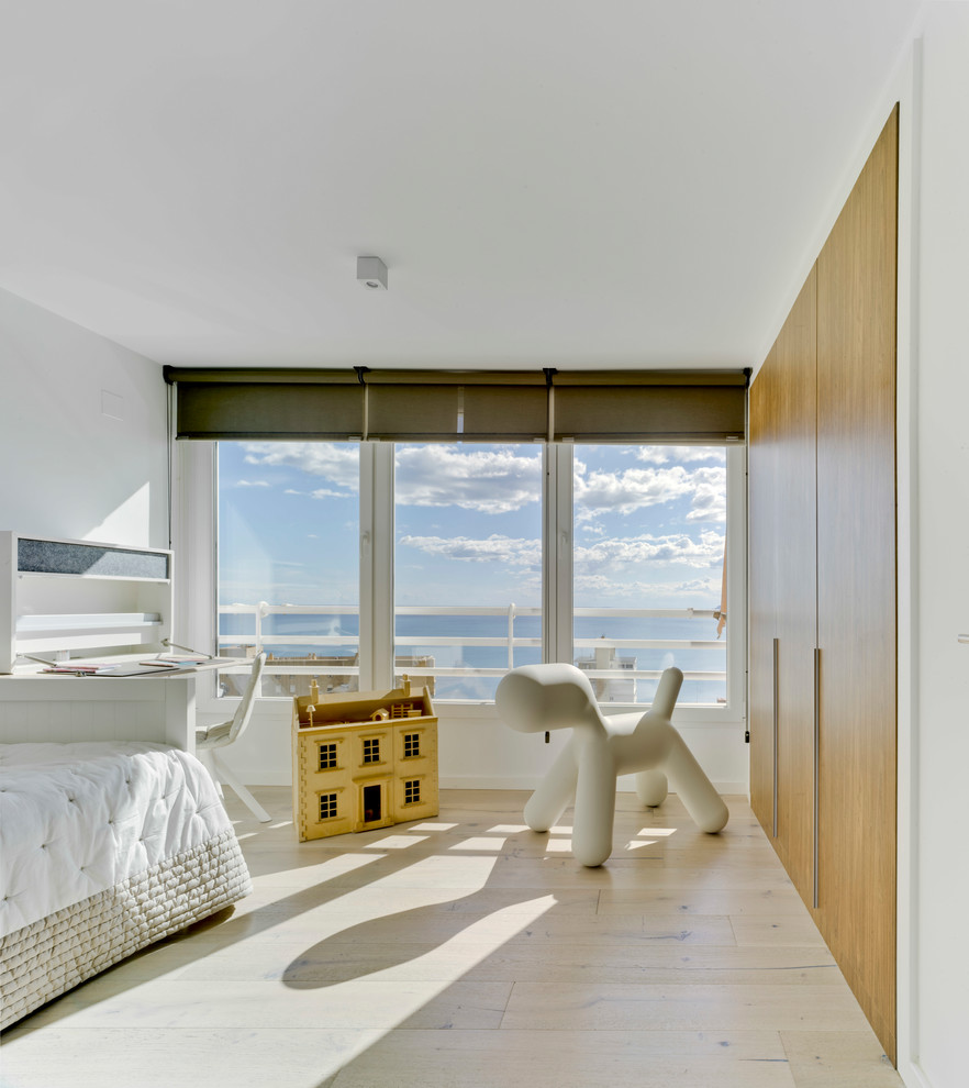 Design ideas for a medium sized contemporary gender neutral teen’s room in Alicante-Costa Blanca with white walls, light hardwood flooring and beige floors.
