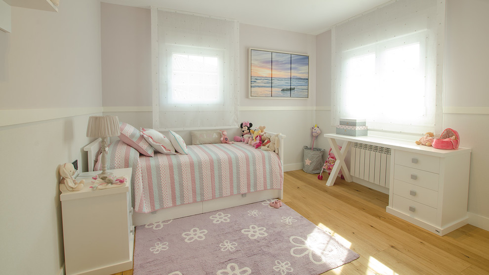 Ejemplo de dormitorio infantil de 4 a 10 años tradicional de tamaño medio con suelo de madera clara y suelo beige
