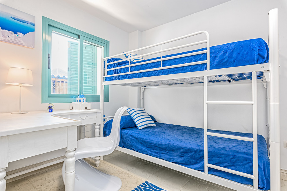 Foto de dormitorio infantil de 4 a 10 años costero de tamaño medio con paredes blancas