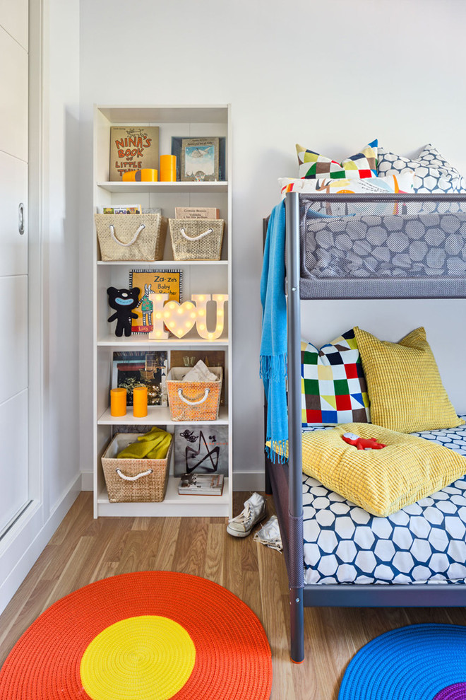 Ejemplo de dormitorio infantil de 4 a 10 años bohemio de tamaño medio con paredes blancas y suelo de madera en tonos medios